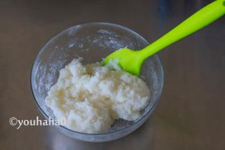 面团发酵的时间，来做麻薯，预拌粉中冲入热水，边加热水边搅拌，一直搅拌至每月干粉为止，稍微放凉待用。