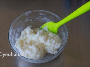 面团发酵的时间，来做麻薯，预拌粉中冲入热水，边加热水边搅拌，一直搅拌至每月干粉为止，稍微放凉待用。