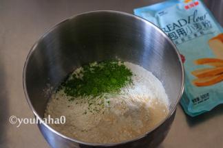 先打面团，面团中的所有材料，除黄油外全部放入搅拌缸中。