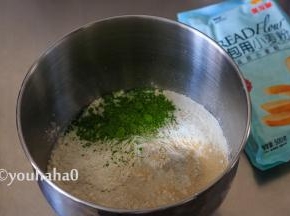 先打面团，面团中的所有材料，除黄油外全部放入搅拌缸中。