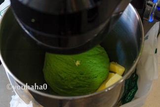 待面团成团变得光滑时，放入室温下已软滑的黄油40克，继续搅打面团。