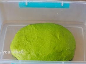 面团表面收光滑，放入保鲜盒中，室温下进行第一次发酵。