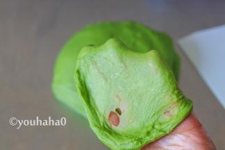 一直搅打至面团能拉出薄膜即可。