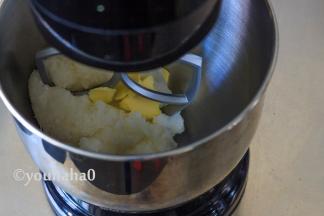 放凉后的麻薯放入搅拌缸中，放入软化的黄油10克进行搅打，一直搅打至黄油被吸收、麻薯很柔软的状态，差不多要搅打十几分钟。