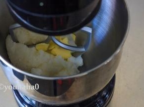 放凉后的麻薯放入搅拌缸中，放入软化的黄油10克进行搅打，一直搅打至黄油被吸收、麻薯很柔软的状态，差不多要搅打十几分钟。