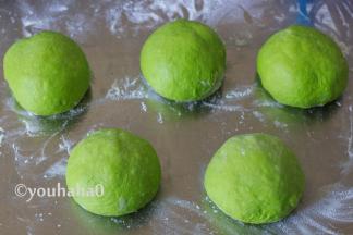 夏天温度高，面团发酵速度很快，要随时注意观察面团的发酵情况。发酵好的面团，按压排气，分割成等量的5份，滚圆后醒发15分钟，面团要盖保鲜膜保湿。