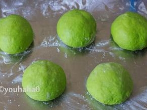 夏天温度高，面团发酵速度很快，要随时注意观察面团的发酵情况。发酵好的面团，按压排气，分割成等量的5份，滚圆后醒发15分钟，面团要盖保鲜膜保湿。