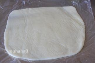 取出麻薯，用保鲜膜包好，擀开成一张大薄片，待用。麻薯使用的时候要分成5分。