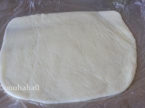 取出麻薯，用保鲜膜包好，擀开成一张大薄片，待用。麻薯使用的时候要分成5分。