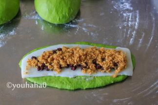 在麻薯上铺一层蜜红豆，再放一层肉松。