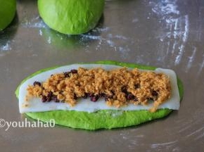 在麻薯上铺一层蜜红豆，再放一层肉松。