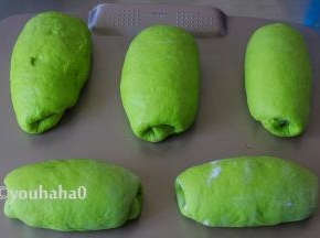 将面团从上往下轻轻卷起，捏紧收口成橄榄形，依次做好全部面团，摆放在烤盘上进行二次发酵。