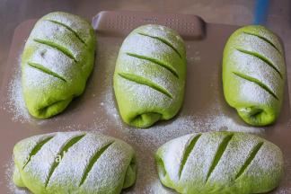 在二次发酵到位的面团上撒面粉，割上刀口。