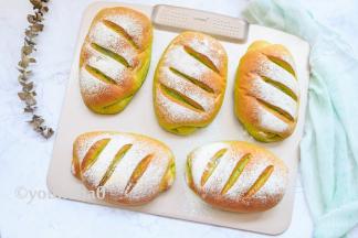 烤箱以上下管烘烤模式预热180度，烤盘放入预热到位的烤箱中层，烘烤25~30分钟，我放的麻薯比较多，实际烘烤时间为35分钟，烘烤结束取出烤盘。