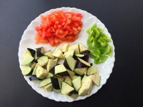 将番茄剁碎，青椒、茄子切块。