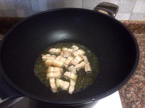 放入五花肉翻炒1分钟。