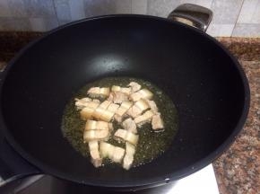 放入五花肉翻炒1分钟。