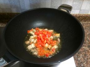 放入番茄翻炒20秒。