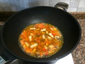 倒入一碗清水大火煮开转中火煮2分钟。