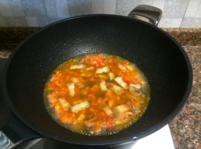 倒入一碗清水大火煮开转中火煮2分钟。