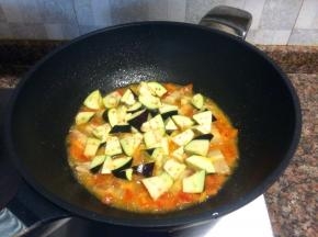 放入茄子煮至汤汁浓稠。