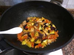 放入适量盐翻炒20秒。