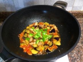 放入青椒翻炒20秒。