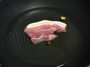 将五花肉洗净放入锅中，加入适量清水，几颗花椒和1块生姜将肉煮熟。（用筷子能轻易插穿就可以了）