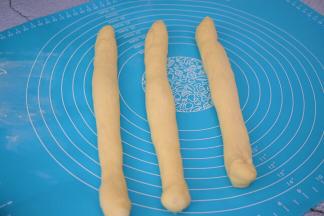 把面团揉成长条