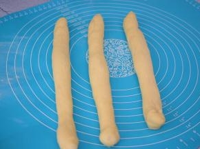 把面团揉成长条