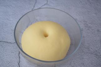 手指沾水或面粉戳一小洞，不反弹不回缩即发酵成功