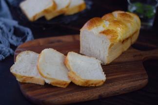 烤好取出脱模后晾凉即可切块食用
