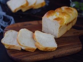 烤好取出脱模后晾凉即可切块食用
