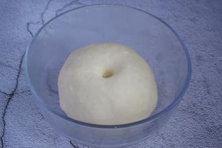 手指戳面团一小洞，不回缩不反弹即发酵成功