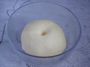 手指戳面团一小洞，不回缩不反弹即发酵成功