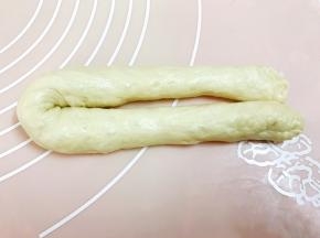 醒发好后取一份继续搓长条，面团对折