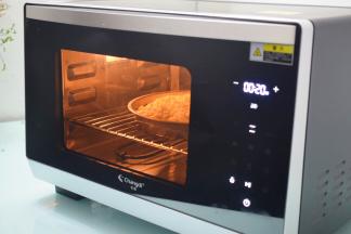 放入预热好的长帝蒸汽烤箱，上下火200度，中下层20分钟，烤至表面奶酪芝士融化变成焦黄色即可