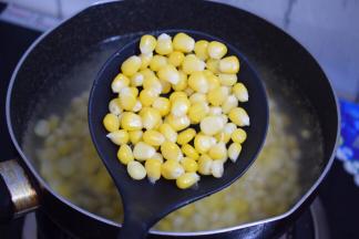 捞出沥干水份备用