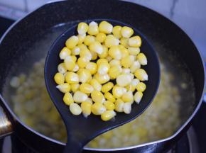 捞出沥干水份备用