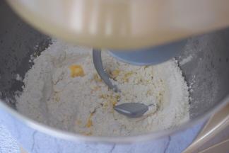 启动一档慢速揉面3分钟，再转三档快速揉面7分钟，等停止后再转三档快速揉面10分钟，一共20分钟