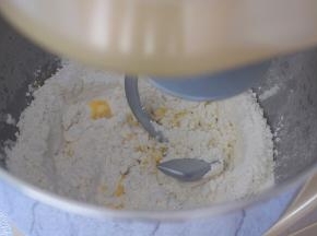 启动一档慢速揉面3分钟，再转三档快速揉面7分钟，等停止后再转三档快速揉面10分钟，一共20分钟