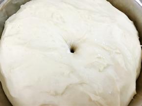 发酵完成，用手指沾干面粉插入不回缩不塌陷即可