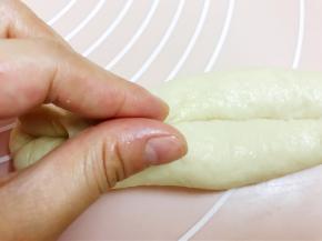 再捏紧上面搓成长条，全部做完后醒发15分钟