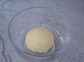 把饼皮材料都放入盆中，揉到面团光滑即可，做披萨不用揉出膜。揉圆盖上保鲜膜放温暖处发酵至两倍大