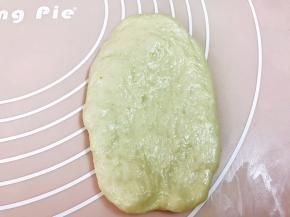 取出面团排气分成12份，取一份擀成牛舌状