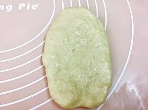 取出面团排气分成12份，取一份擀成牛舌状