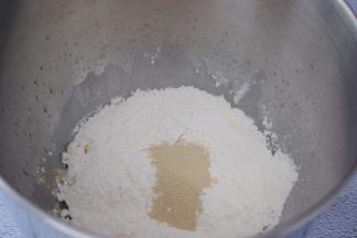 把材料都放入和面桶，顺序为纯牛奶、鸡蛋液、玉米油，糖和盐对角放，然后放面粉，酵母放最上面