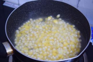 面团醒发的时间，锅中烧开水，放入玉米粒焯熟