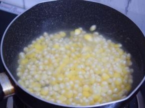 面团醒发的时间，锅中烧开水，放入玉米粒焯熟