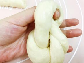 然后在对折处把尾巴穿过去压住